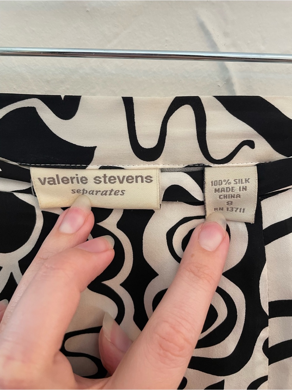 100% Silk Valerie Stevens Black & White Geometric Abstract Godet Panel Skirt - Picture 3 of 12